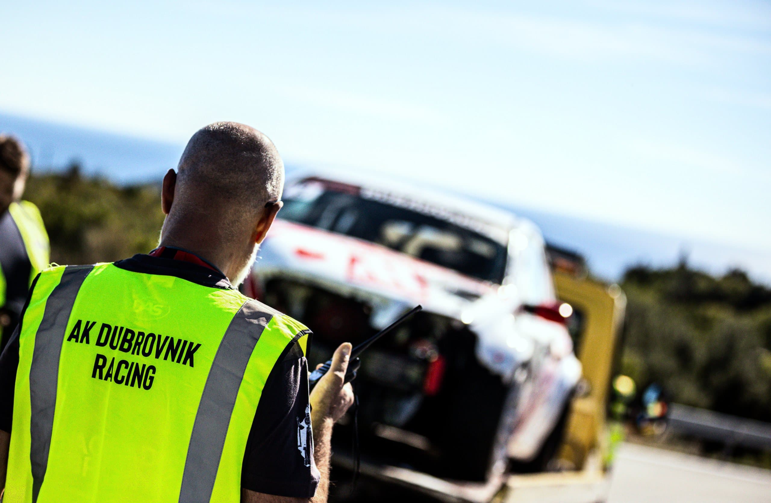 Redar u prsluku AK Dubrovnik Racing pokraj oštećenog automobila na vozilu za vuču