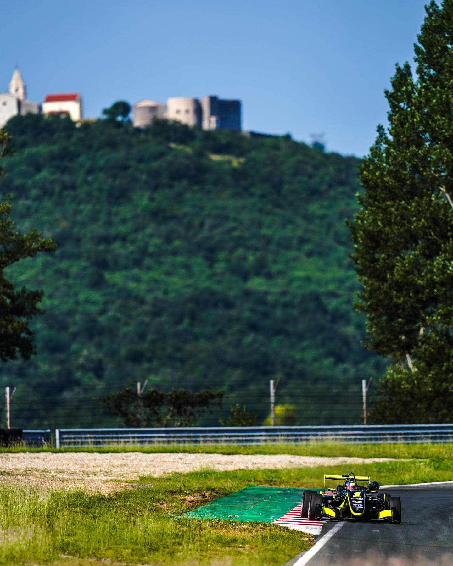 Una monoposto sul circuito di Grobnik, sopra il castello sulla collina